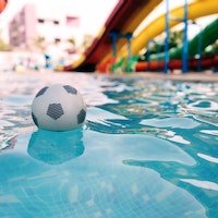 Małe grupy i instruktor w wodzie — Tommy-Swim